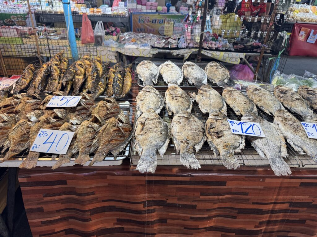 サムローン市場の焼き魚