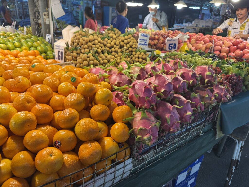 サムローン市場のオレンジ、ドラゴンフルーツ、ロンガン