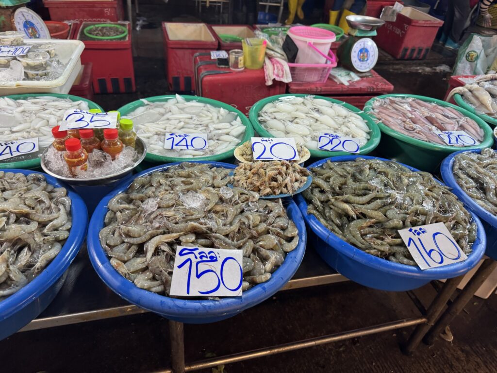サムローン市場のイカ、エビ