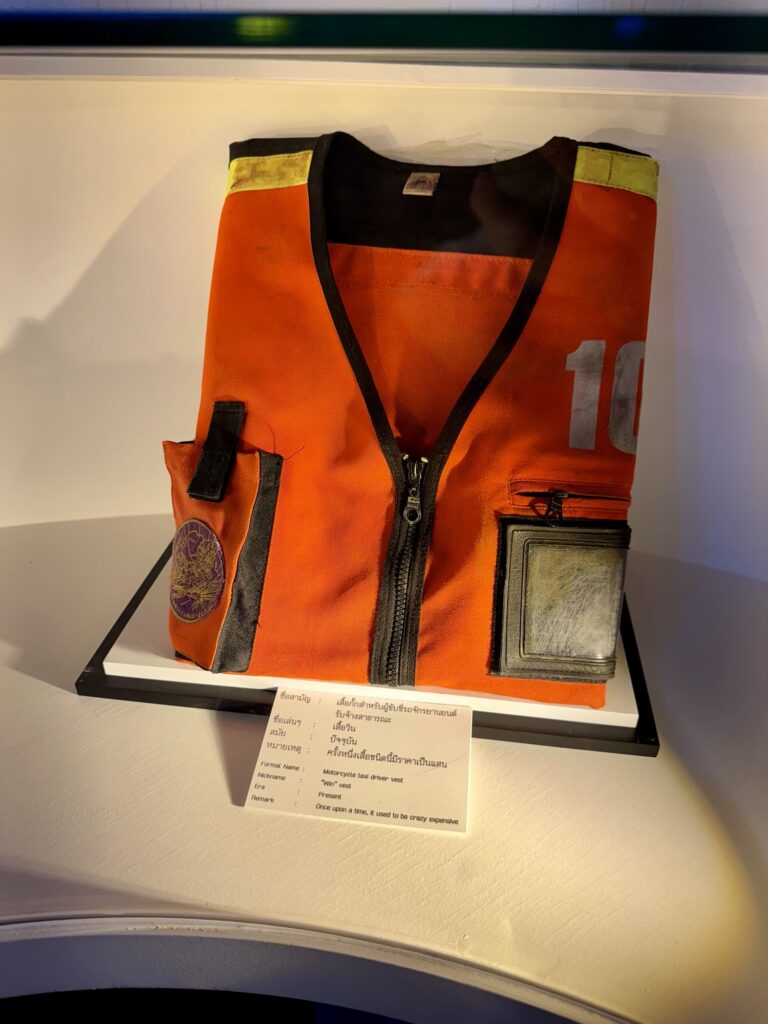 バイクタクシーのおじさんが来てるベスト展示