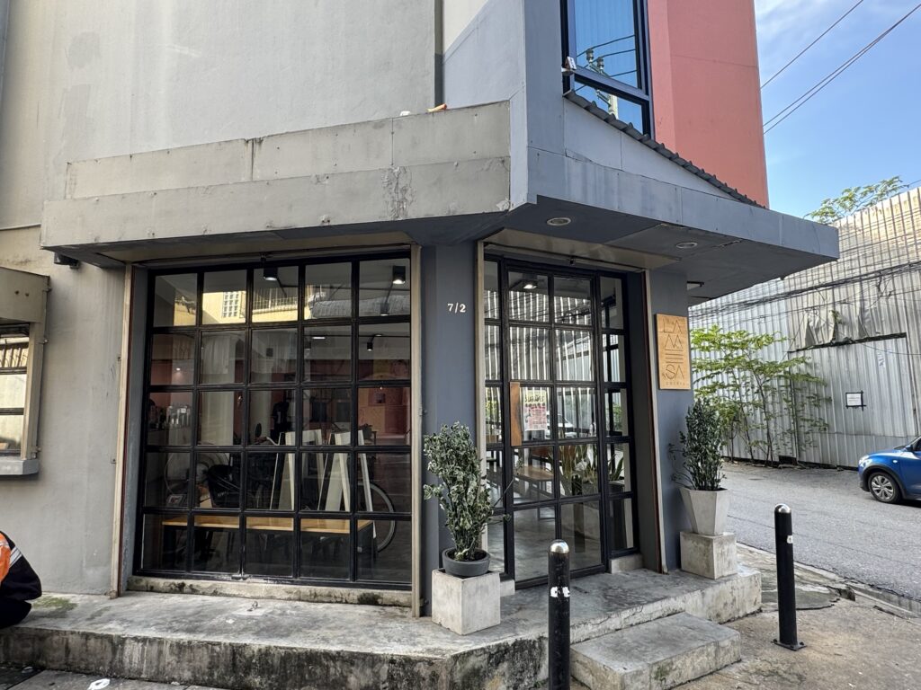 ウドムスック　カフェ