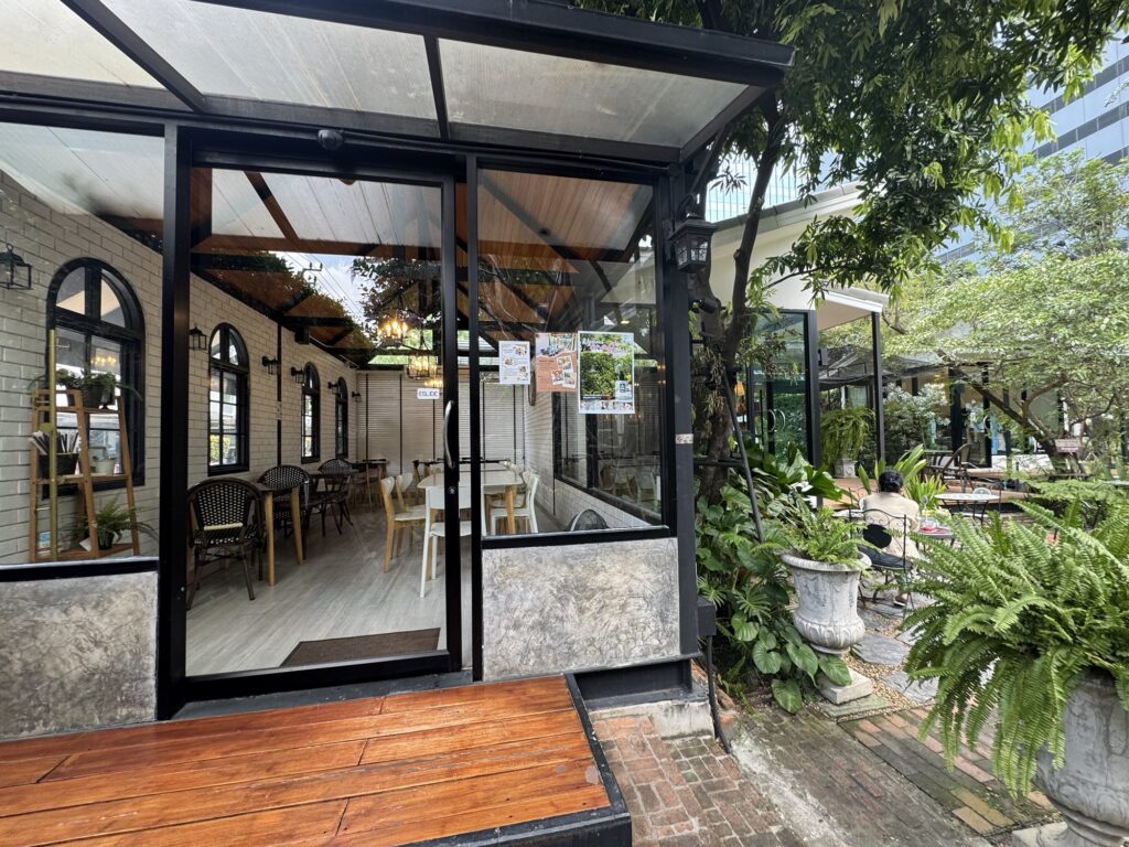 ウドムスック　カフェ