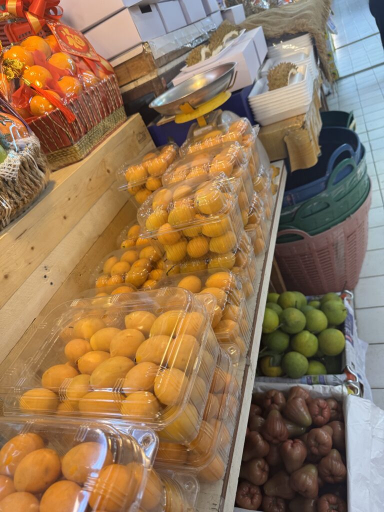 オートーコー市場　様子　果物
