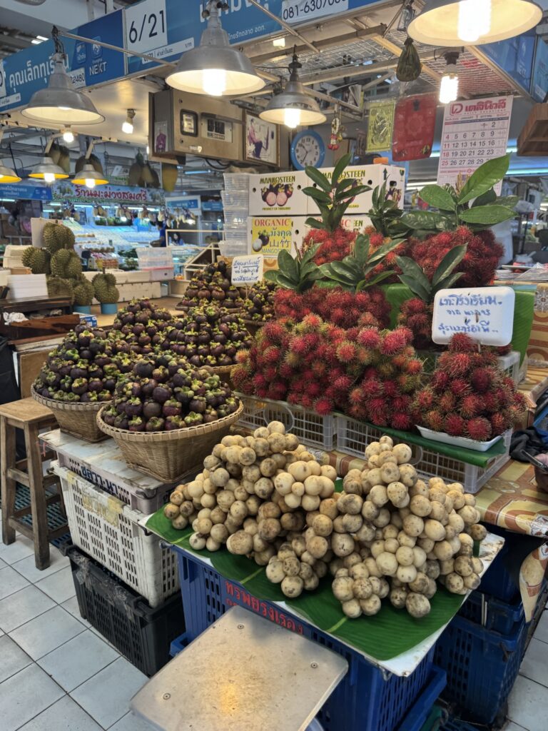 オートーコー市場　様子　果物