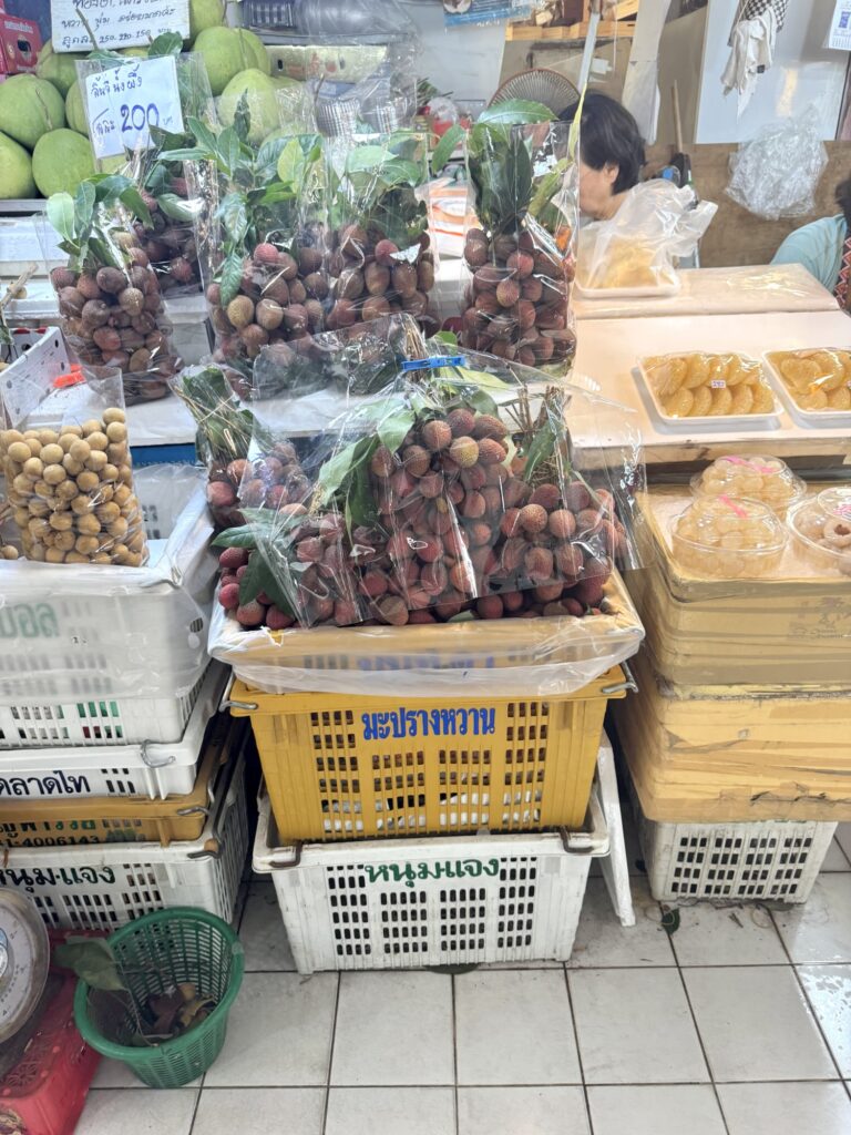 オートーコー市場　様子　果物