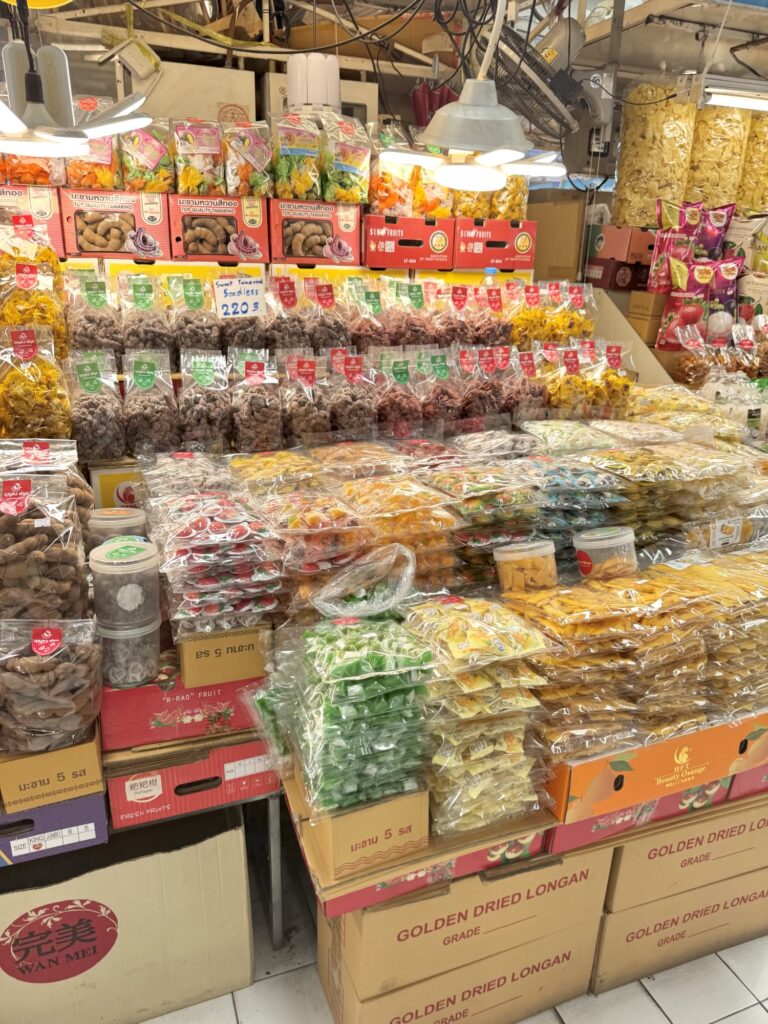 オートーコー市場　様子　果物