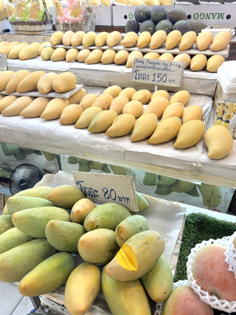 オートーコー市場　様子　果物