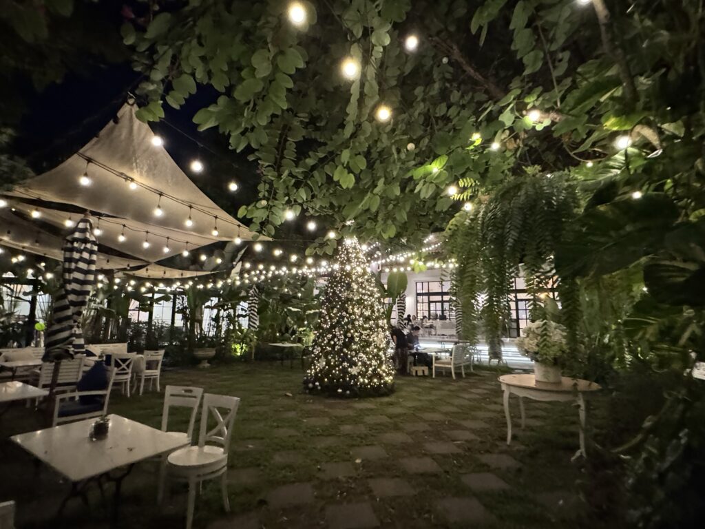 マザーメイアイキッチン　mother may i kitchen 店外の様子　装飾 　