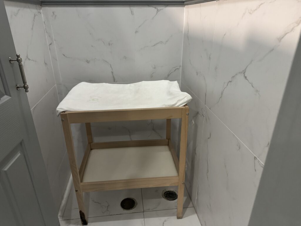 マザーメイアイキッチン　mother may i kitchen 店内の様子　装飾 　おむつ台