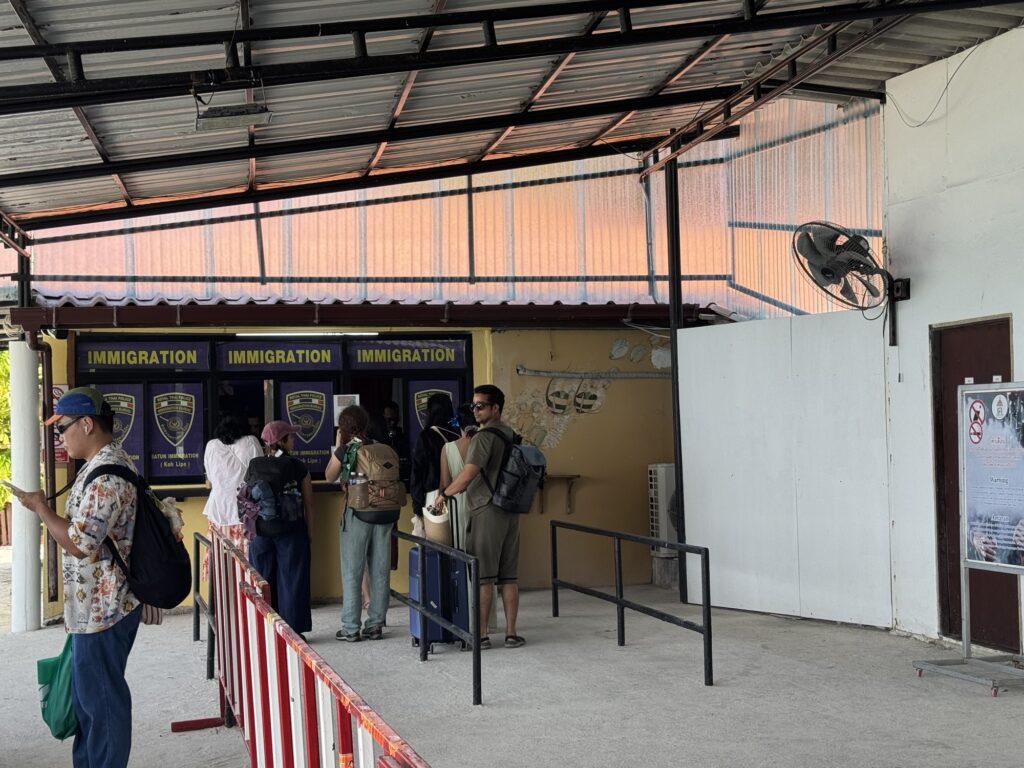 リぺ島→ランカウイ　出国審査
