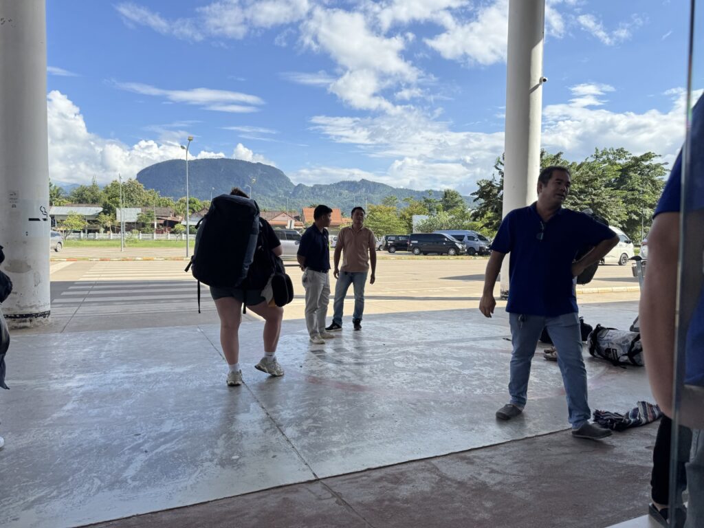 ルアンパバーン 空港出口 タクシードライバー 市内への移動