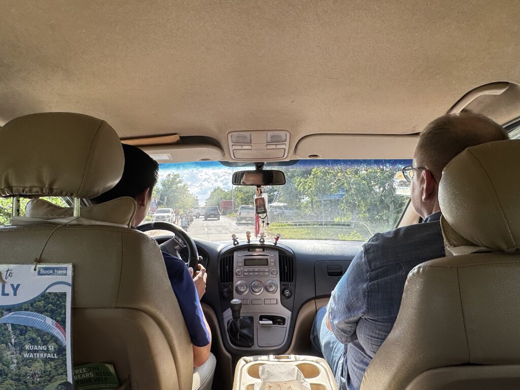 ルアンパバーン 空港 タクシードライバー 市内への移動