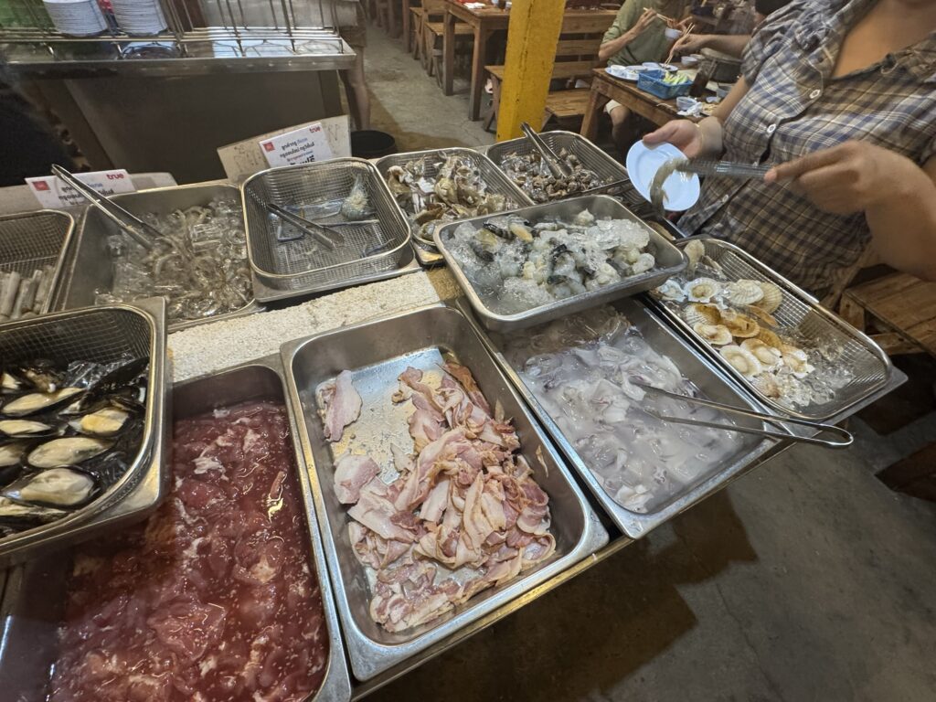 ソムバットムーガタ　店内の様子　魚介　メニュー