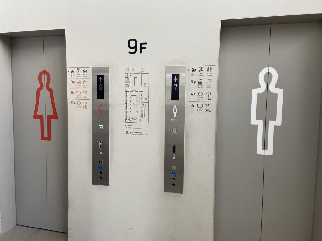 男女別エレベーター　ナインアワーズ博多駅