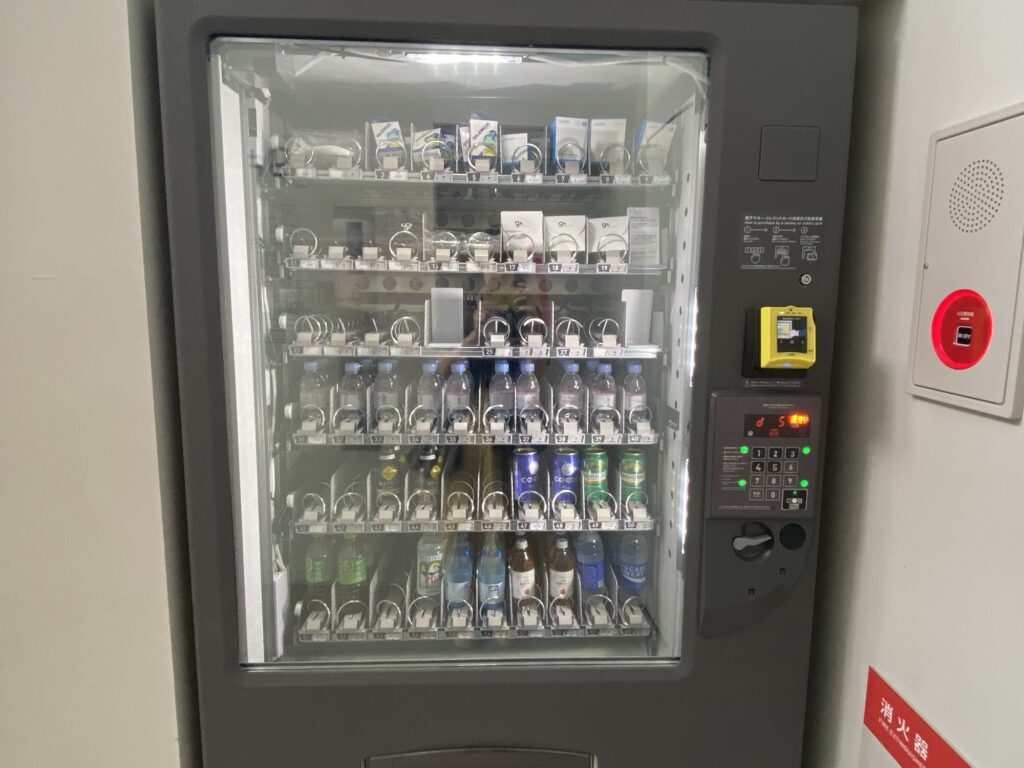 自動販売機　ナインアワーズ博多駅