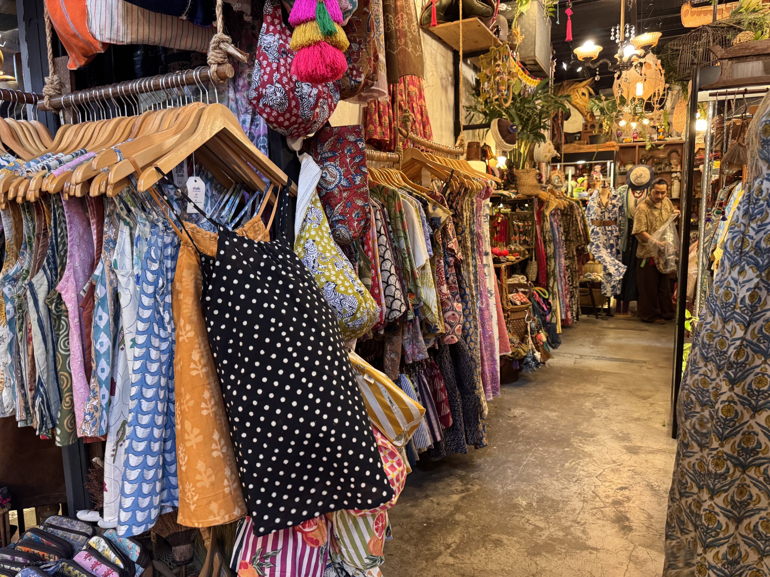 柄物の洋服やバッグが並ぶ土日のチャトチャック市場の店
