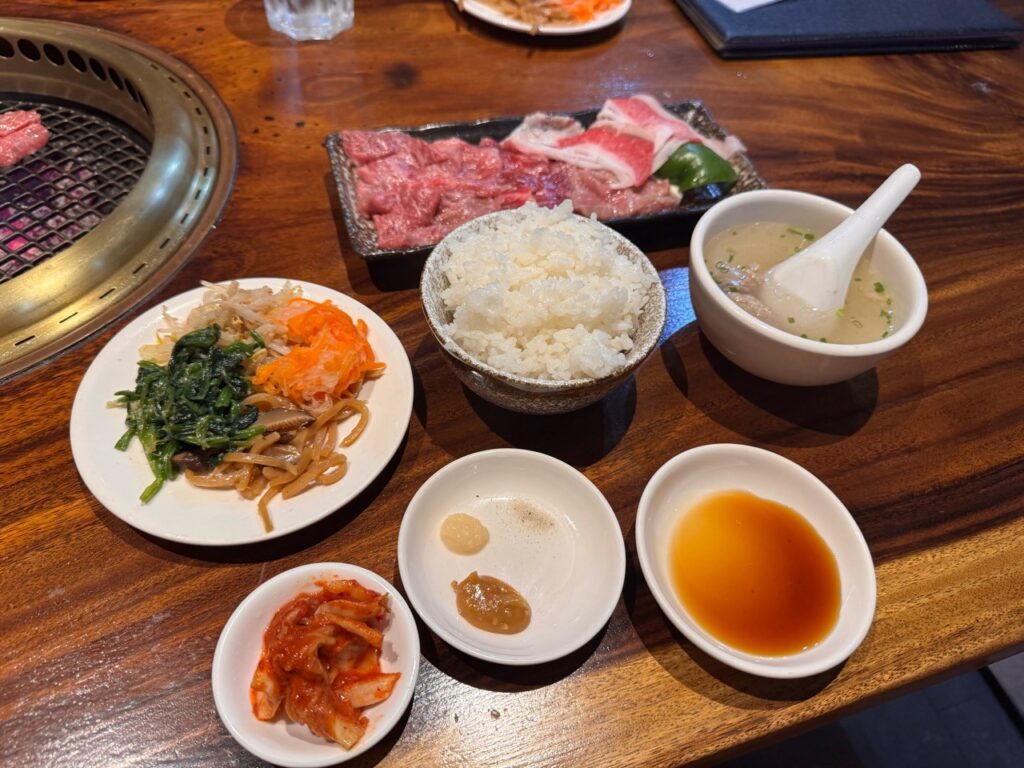 牛焼肉ランチの肉・ごはん・スープ・ナムル・キムチ