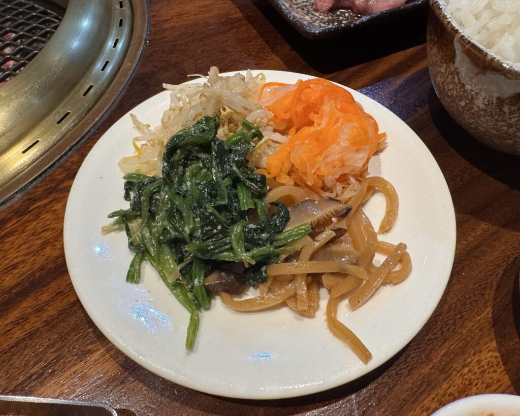 牛焼肉ランチに付くナムル盛り合わせ