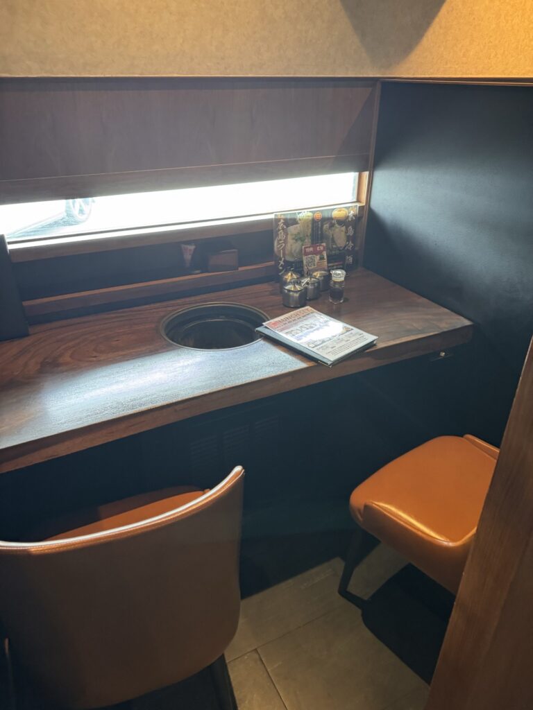 焼肉広島の向かい合わせの2人席