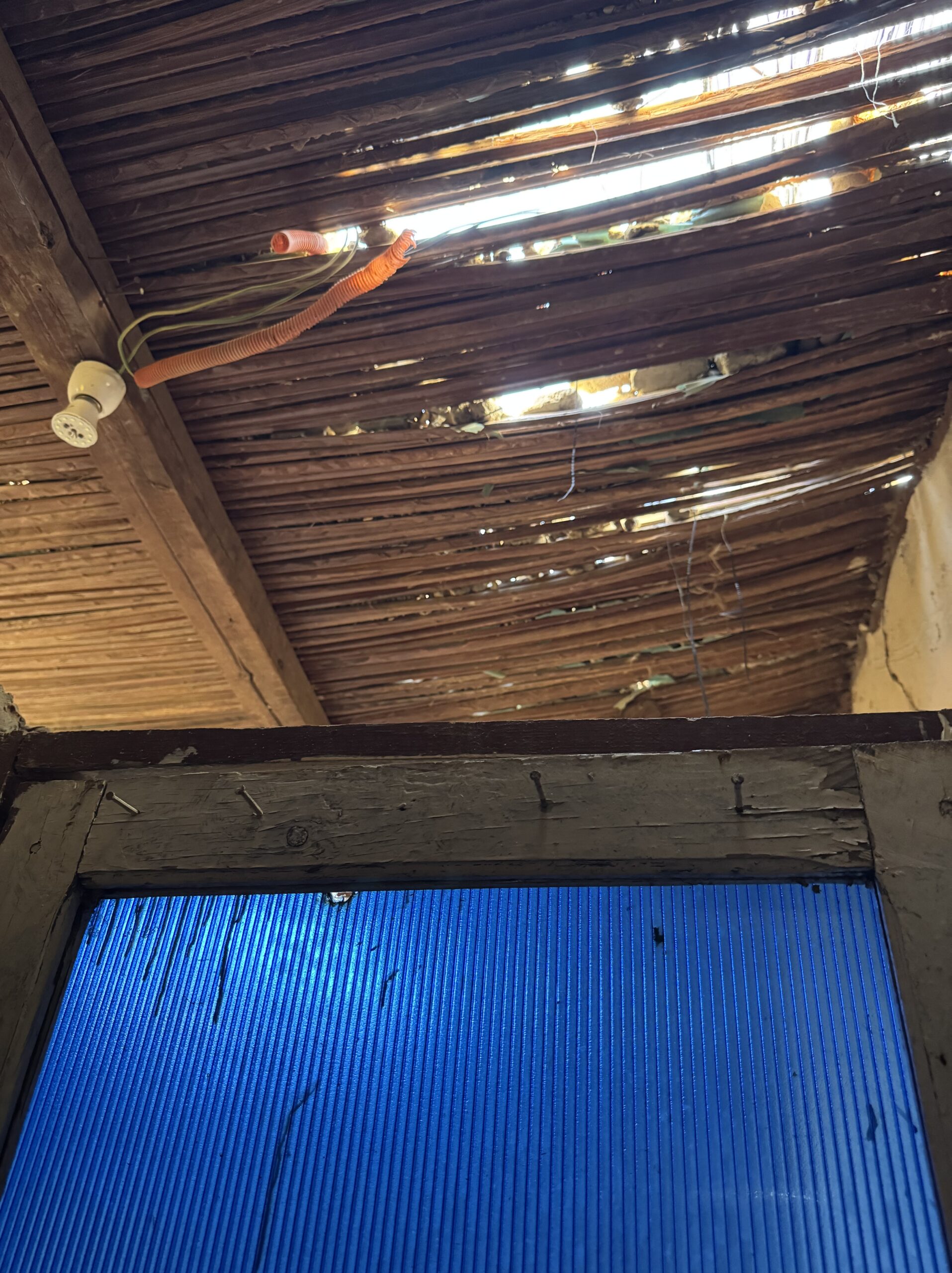 砂漠ツアー途中の休憩所にあるトイレの屋根