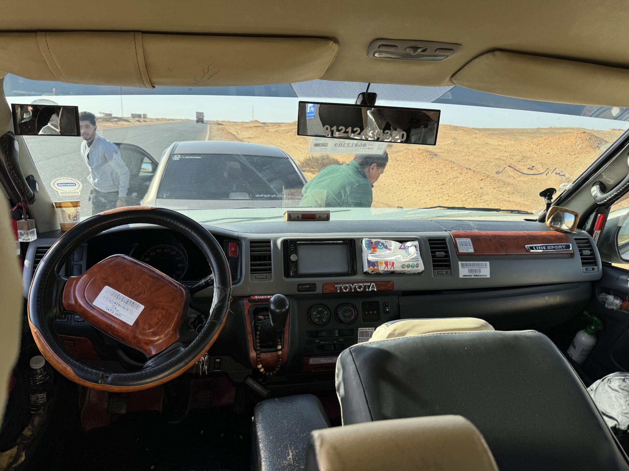移動中にエンジントラブルで停車した車