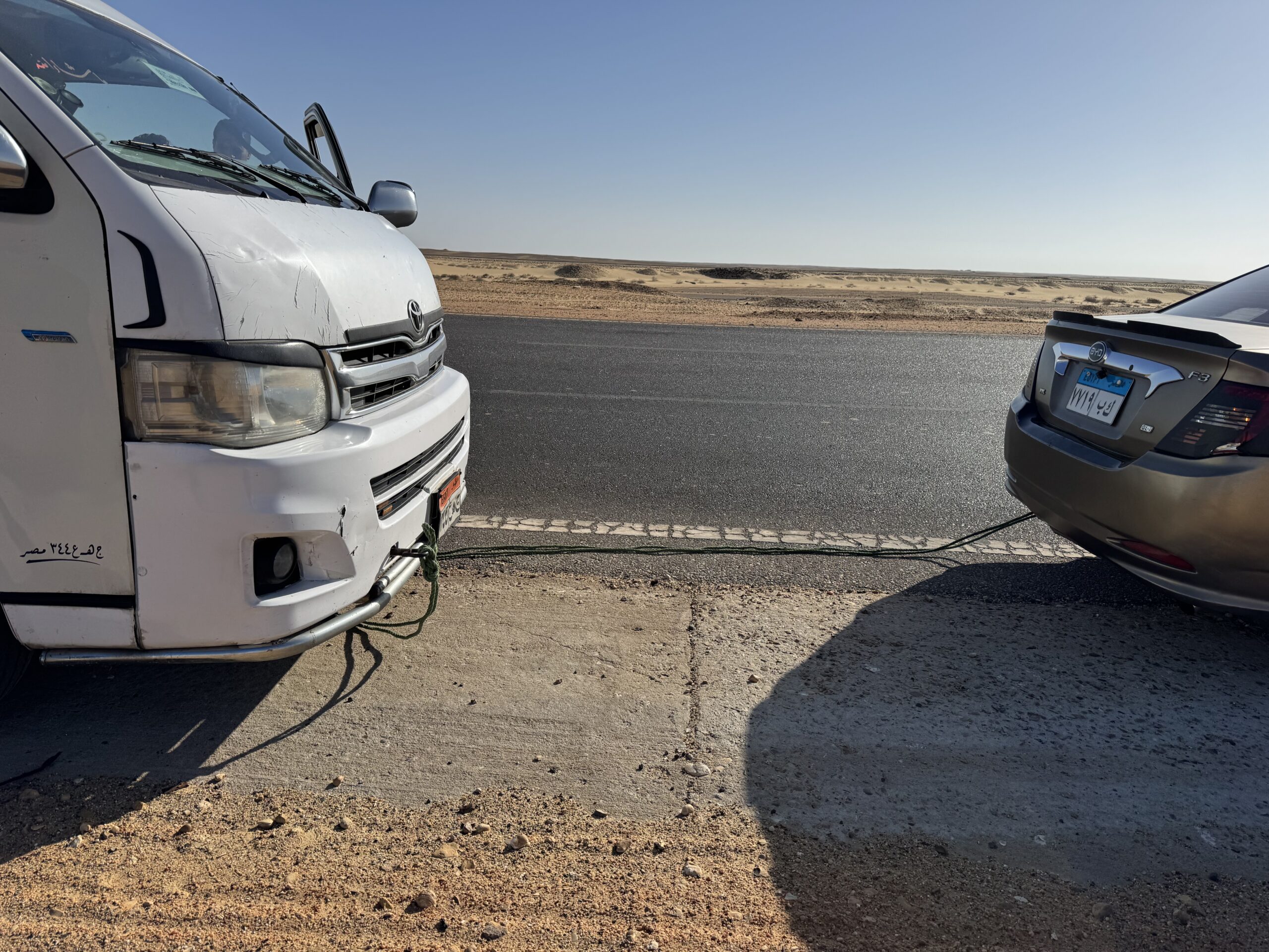 エンジントラブルで故障した車を別の車が牽引する様子