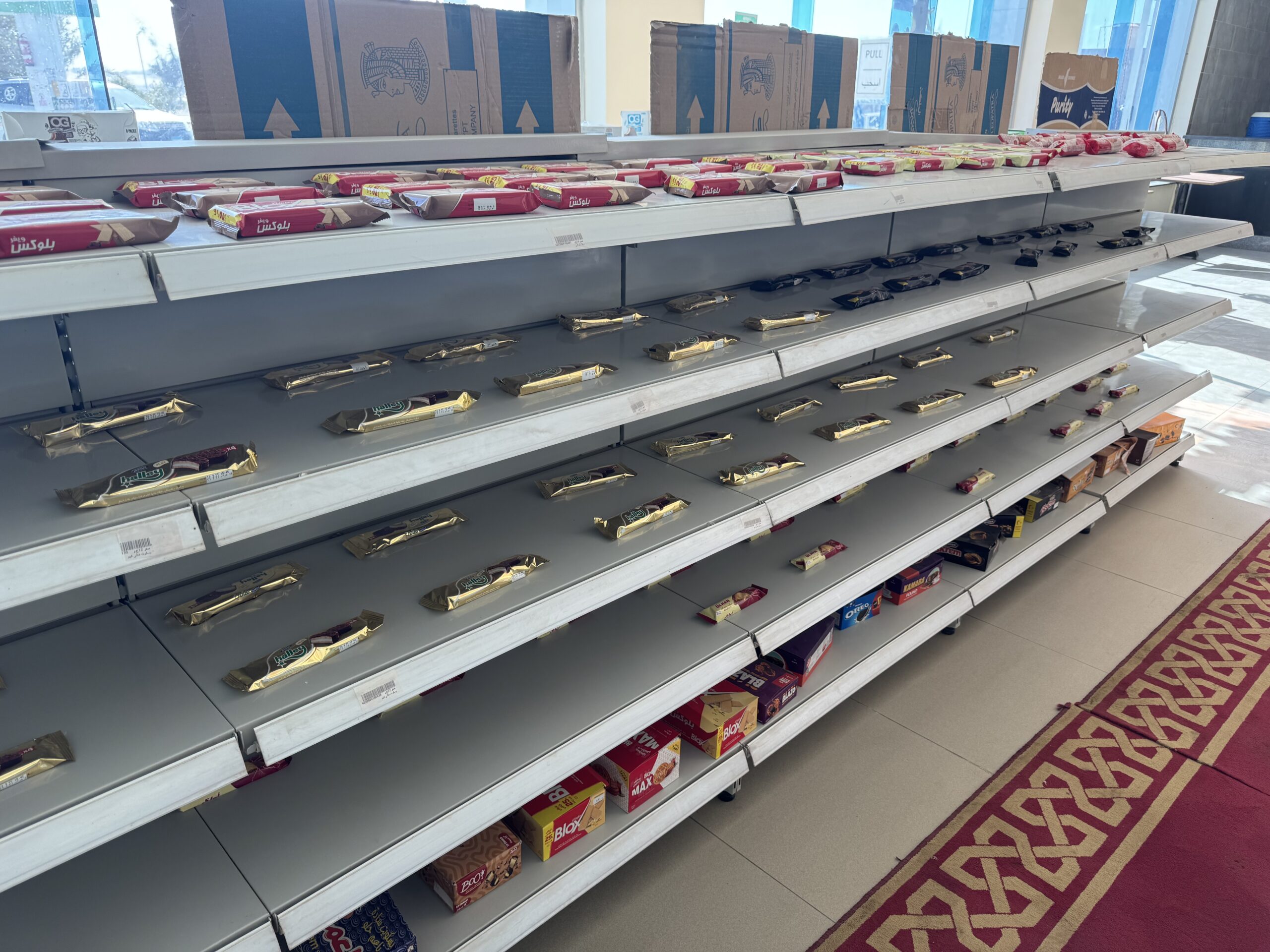 商品がきれいに並べられた休憩所の売店