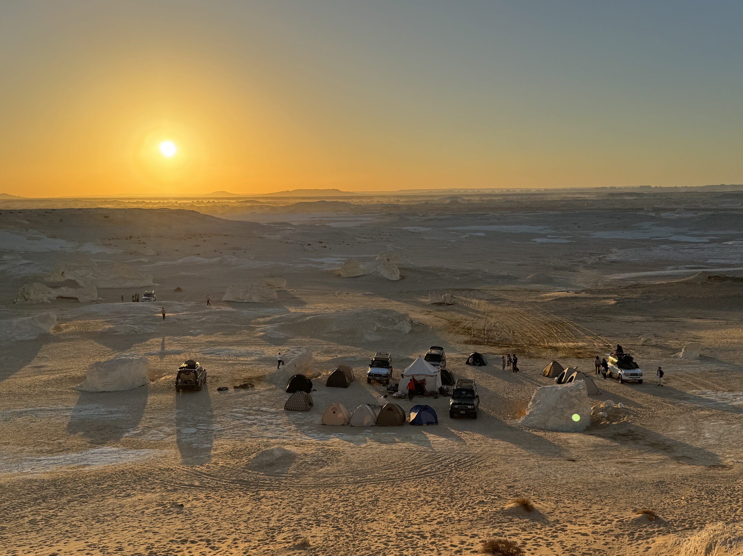 砂漠のキャンプ地近くの丘から見た夕日
