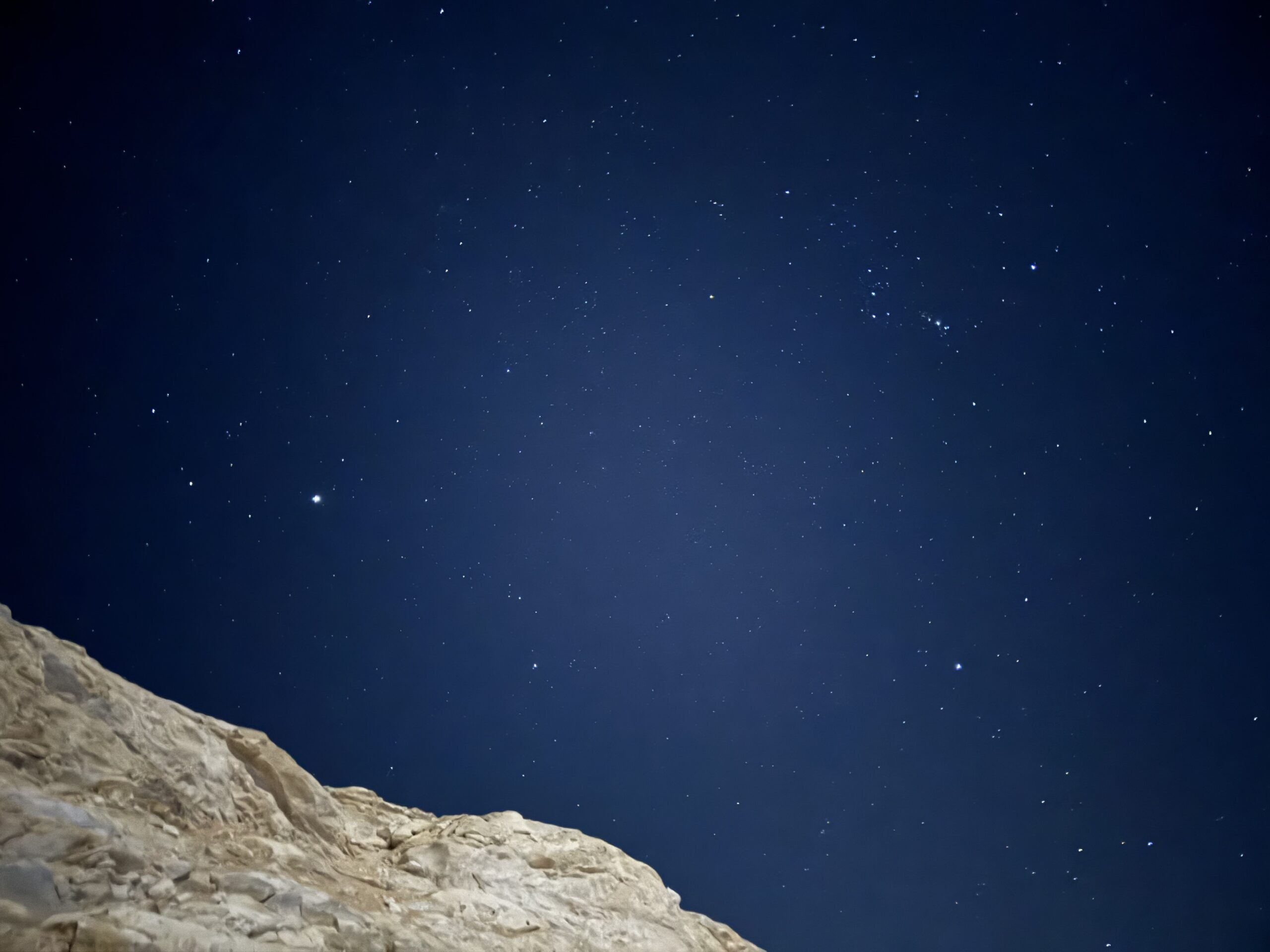 夜中にテントの外で見た砂漠の星空